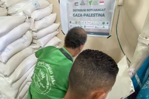 Mendistribusikan Roti Hangat Untuk Pengungsi Gaza Palestina